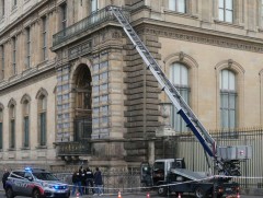 Луврын музейгээс 7 минутын дотор 8 үзмэр дээрэмдсэн хэрэг гарчээ