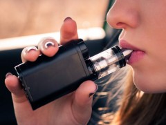 Электрон дам тамхи татаж байгаа хүмүүс утаат тамхичдаас ялгаагүй хорддог 