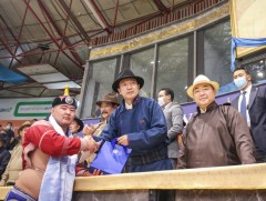 Бүгд Найрамдах Улсыг тунхагласны ойд зориулсан үндэсний бөхийн барилдаанд Улсын заан С.Сүхбат түрү..