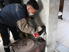 Айлуудын янданг хөөлж, ханан пийшин, зуухыг засварлаж байна 