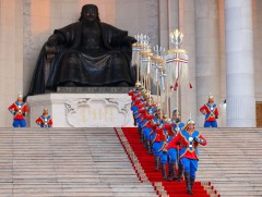 Төрийн далбааг мандуулж, Их цагаан тугийг цэнгүүллээ