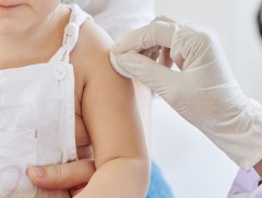 Хүн амыг халдварт өвчнөөс хамгаалж, эрсдэлийг бууруулахаар товлолт вакцинд хамруулдаг 