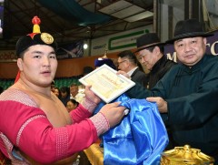 Эх хүүхдийн эрүүл мэндийн төлөөх хандивын барилдаанд залуу арслан Э.Батмагнай түрүүллээ