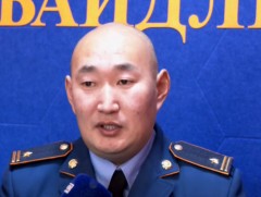 Тужийн нарсанд гарсан түймрийг унтраахад Б.Бат-Эрдэнэ алба хаагчдаа шуурхай удирдлагаар хангаж ажи..