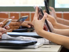 Сургуулийн орчинд ухаалаг утасны зохистой хэрэглээний журам 2018 онд батлагдсан ч хэрэгжилт хангал..