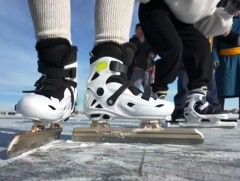 Цахир сумын сурагчид 10 жилийн турш спорт заал байхгүйн улмаас мөсөн дээр биеийн тамираар хичээллэ..