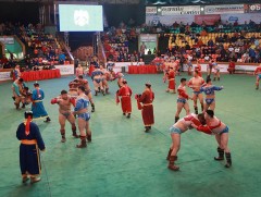 Баянхонгор аймгийн золголтын барилдаанд зодоглох бөхчүүд