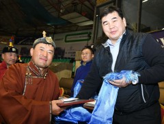 Дархан аварга А.Сүхбат ахмад бөхчүүдийн барилдаанд түрүүллээ