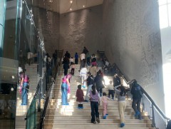 Чингис хаан Үндэсний музей нь байнгын үзүүллэгийн танхимууд өдөрт 450-500 үзэгчдэд үйлчлэх хүчин ч..