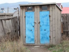 Нийслэл хотод 60 метр тутамд нэг нүхэн жорлон оногдож байна