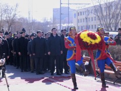 Монголын төр, нийгмийн нэрт зүтгэлтэн Ж.Батмөнх агсны хөшөөнд цэцэг өргөж, хүндэтгэл үзүүллээ