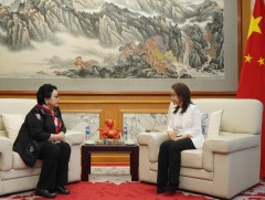 БНХАУ-ын ӨМӨЗО-ны Улаан загалмайн нийгэмлэгээс зудад өртсөн малчдад 200 мянган юанийн хандив өглөө