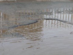 Дархан-Уул аймагт  авто замуудад үүссэн нүхэн эвдрэлийг хайрга дайргаар дүүргэх ажлыг эхэлжээ