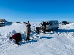 Цэргийн залуус Гурванзагал сумын малчдад тусалж байна