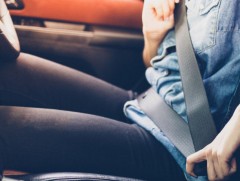 Автомашин хөдөлж эхлэхээс өмнө суудлын бүсээ зүүж хэвшээрэй