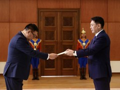 Киргиз Улсын Элчин сайд Итгэмжлэх жуух бичгээ өргөн барилаа