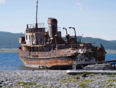 Фото:Хөвсгөл нуурын 33.1–171 метрийн гүнээс татан гаргасан автомашин, техник хэрэгслүүд
