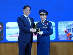 Гавьяат цол олгож, төрийн одон медалиар шагналаа