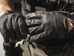 АНУ-ын цагаачлалын алба ажилтнуудаа цахилгаанаар цохидог бээлийгээр зэвсэглэхээр төлөвлөжээ